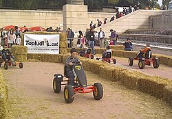 Coche de pedales en un circuito para niños