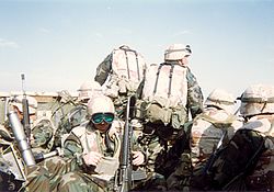 Soldados estadounidenses preparándose para el combate