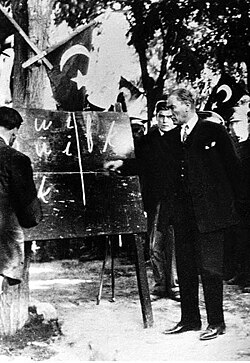 Atatürk enseñando el nuevo alfabeto (1928).