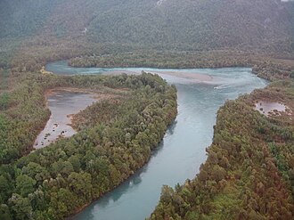 Vista del río Yelcho antes de su llegada al estuario.
