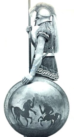Representación de un hoplita espartano con su equipamiento táctico