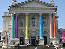 Exterior de la Tate Britain decorada para un evento especial