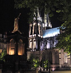 Vista de la catedral construida en piedra de Volvic