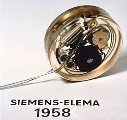 Fotografía histórica del primer marcapasos implantable