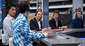 Comentaristas profesionales analizando jugadas en un torneo de eSports.