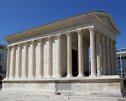 Vista lateral de la Maison Carrée mostrando sus muros y columnas