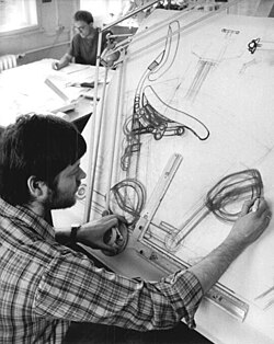Diseñador industrial realizando un dibujo técnico a mano alzada