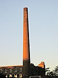 Chimenea industrial conservada en Can Batlló