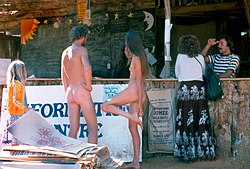 Pareja disfrutando de un día soleado en una playa en el año 1981.