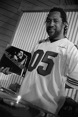 DJ Kool Herc en una sesión de DJ