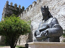 Estatua de Alfonso X junto al Castillo de San Marcos en El Puerto de Santa María.