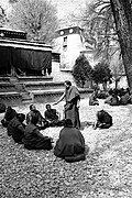 Monjes practicando debate en el Monasterio de Sera
