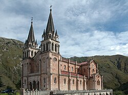 Fachada de la Basílica del Santuario de Covadonga en Asturias.