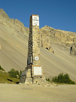 Monumento erigido en la cima del Col d'Izoard