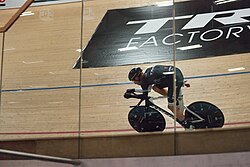 Jens Voigt celebrando o concentrado durante su intento de Récord de la hora.