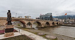El histórico Puente de Piedra de Skopie