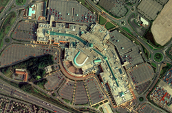 Centro comercial rodeado de estacionamientos