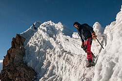 Un montañista ascendiendo la cima del nevado Huayna Potosí en Bolivia