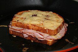 Croque-monsieur gratinado servido en un plato.