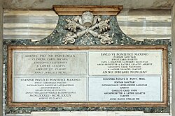 Inscripciones en el pórtico de la Archibasílica de San Juan de Letrán que conmemoran la apertura y cierre de la Puerta Santa