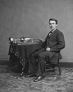 Thomas Edison junto al fonógrafo en 1878