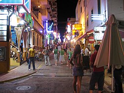 Vida nocturna en una calle de San Antonio