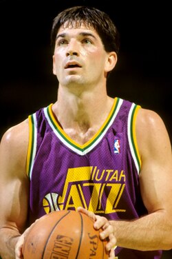 John Stockton luciendo el uniforme de los Utah Jazz.