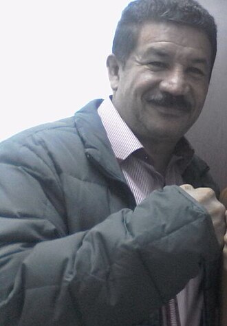 Miguel Lora posando con su indumentaria deportiva