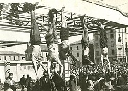 Cuerpos exhibidos en la Plaza de Loreto en Milán