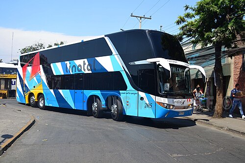 Autobús de dos pisos con carrocería Modasa y chasis Volvo operando en Chile.