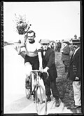 Vuelta de honor de Lucien Petit-Breton en el Parque de los Príncipes durante el Tour de Francia 1913