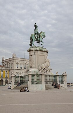 Estatua ecuestre del rey José I en el centro de la plaza