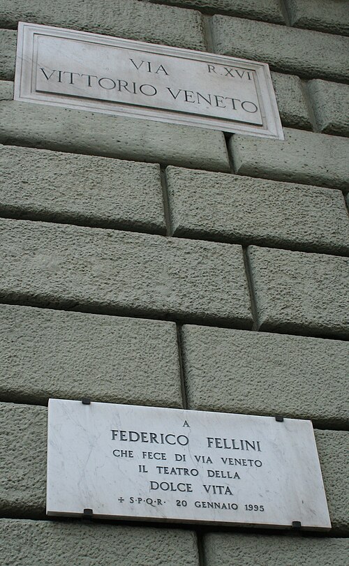 Placa conmemorativa dedicada a Federico Fellini situada en la Via Veneto.