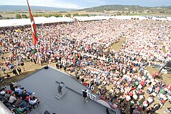 Asistentes congregados en una edición del Alderdi Eguna o Día del Partido.