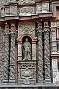 Fachada barroca con columnas salomónicas en Lima