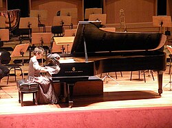 Maria João Pires tocando el piano en una presentación en 2009