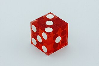 Dado rojo utilizado en juegos de azar en casinos y locales de juego