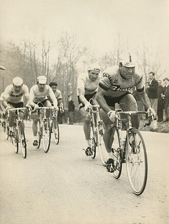 Ciclistas compitiendo en la edición de 1965 de la Milán-San Remo
