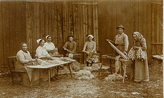 Procesamiento del lino en una casa familiar, en Suecia, alrededor de 1920