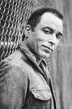Jon Secada en una presentación pública