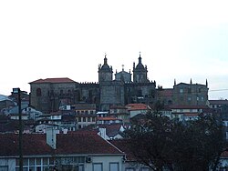Vista posterior de la catedral de Viseo