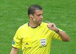 Árbitro Viktor Kassai en el partido inaugural
