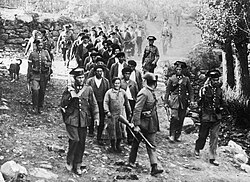 Guardias civiles con prisioneros en Brañosera