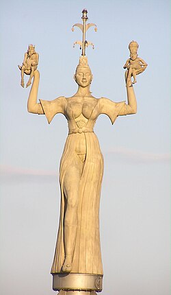 Estatua de Imperia en el puerto