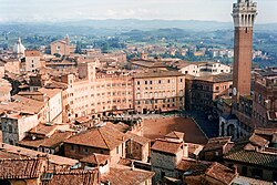 Vista aérea del centro histórico de Siena con la Piazza del Campo