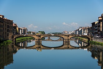 Vista general del Puente Santa Trinidad en Florencia