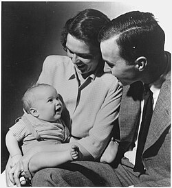 George W. Bush junto a sus padres George y Barbara Bush alrededor de 1947