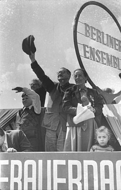 Bertolt Brecht en su estudio