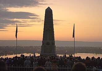 Monumento a los caídos en Kings Park durante el Día ANZAC