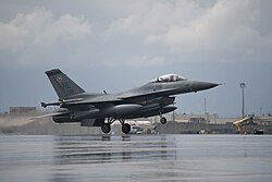 Un F-16 Fighting Falcon despegando del aeropuerto Bagram para una misión de bombardeos, 14 de marzo de 2016.
